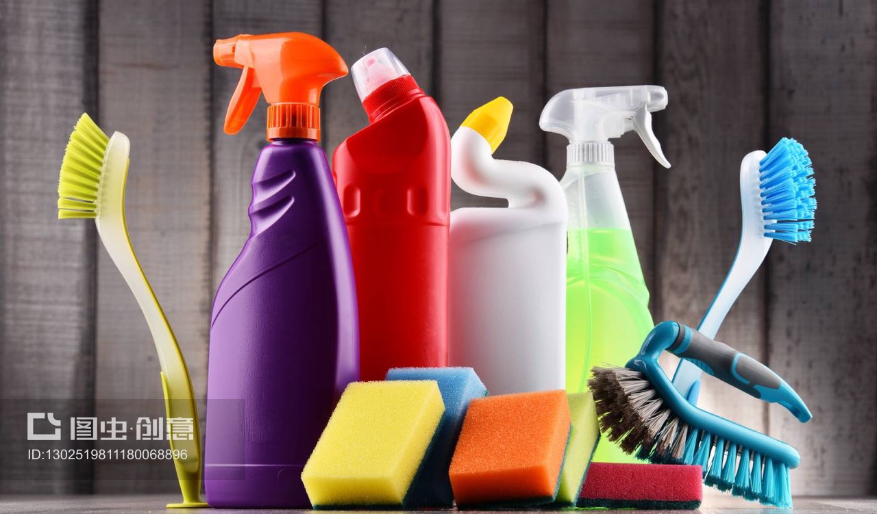 各种洗涤剂瓶和化学清洗用品
